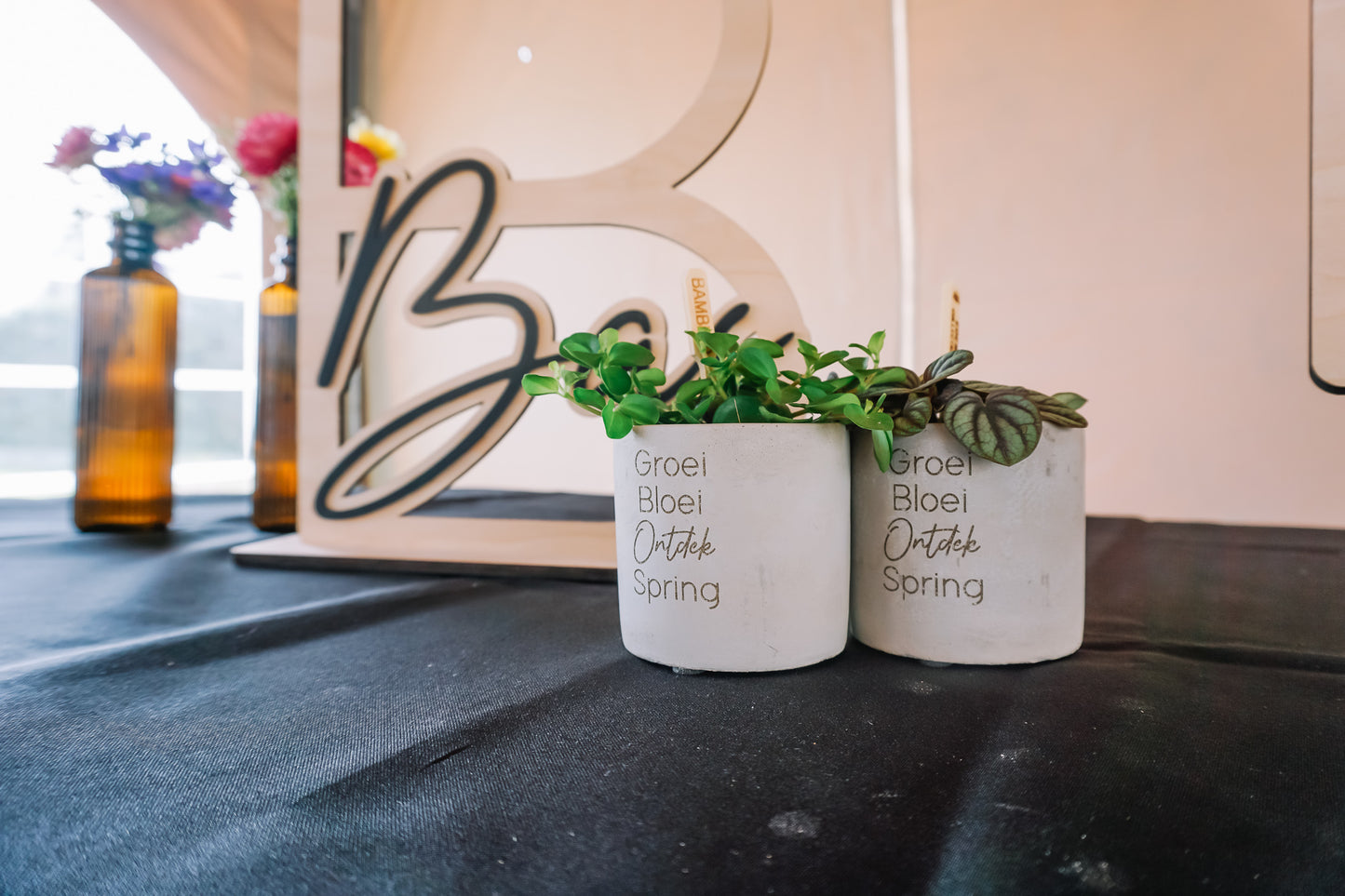 Beton bloempotje met gravure