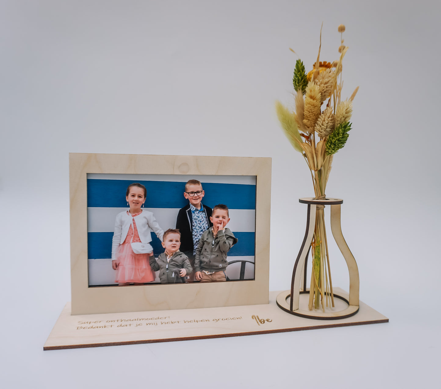 Houten fotokader met vaasje droogbloemen