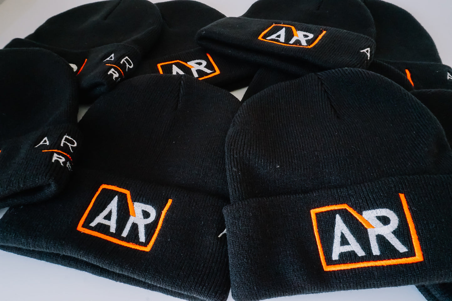 Geborduurde mutsen met bedrijfslogo