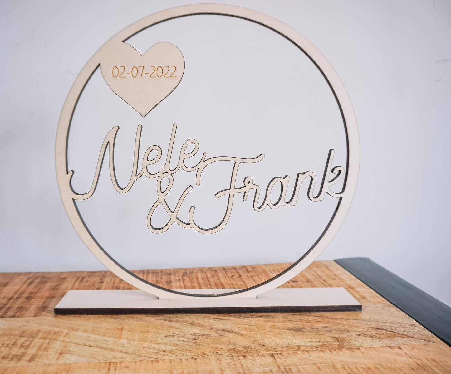Deze houten naamhoepel is een leuk decoratiestuk bij je huwelijk of als geschenk.