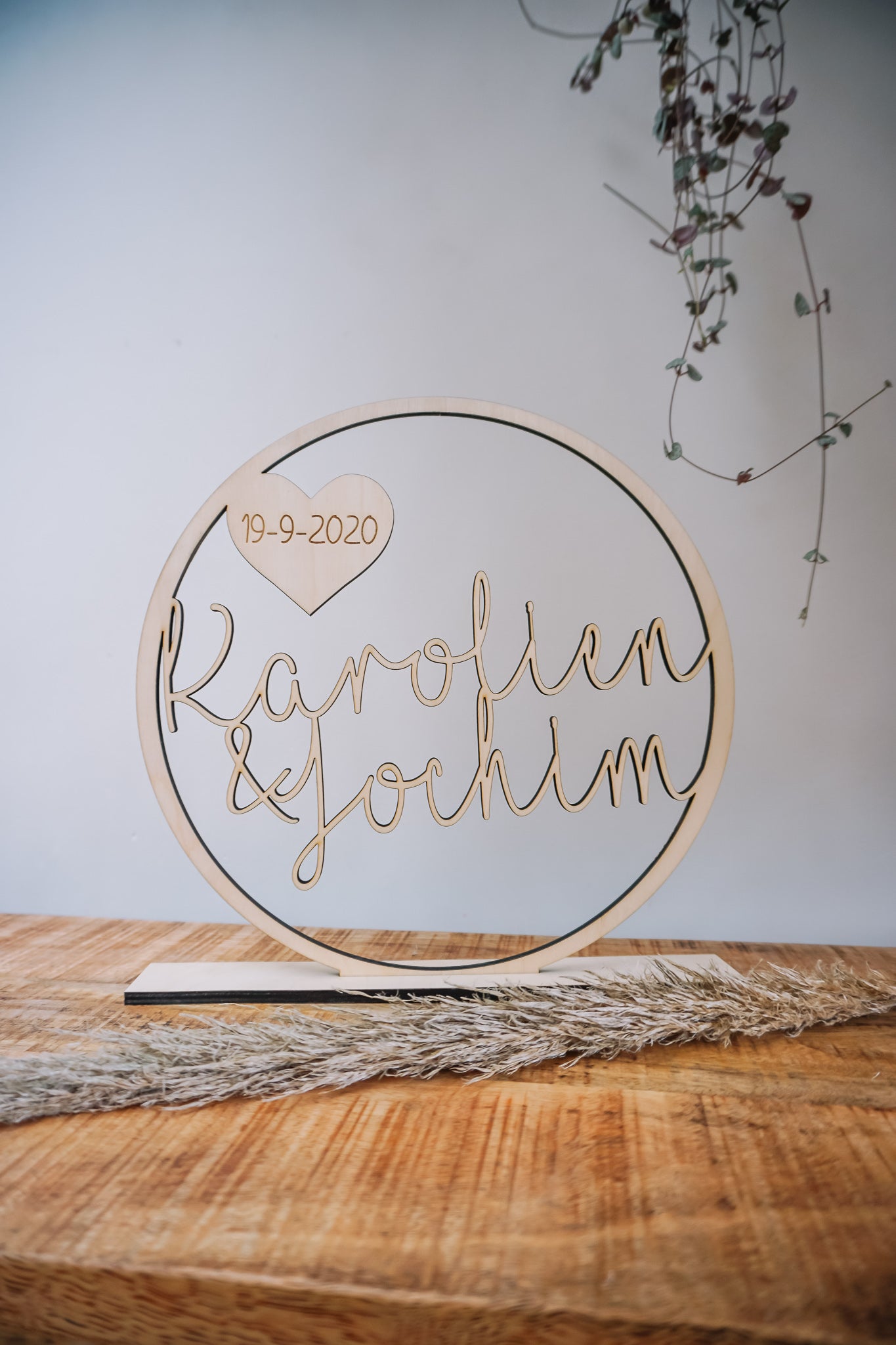 Houten naamhoepel met namen van gehuwden.