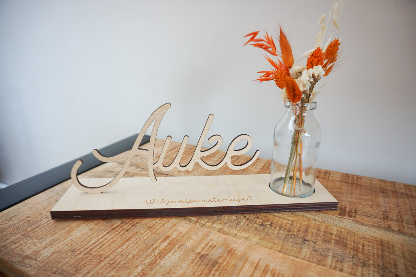 Zwevende houten naam met vaasje droogbloemen