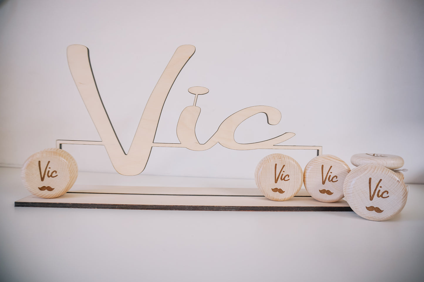 Houten naam op voet