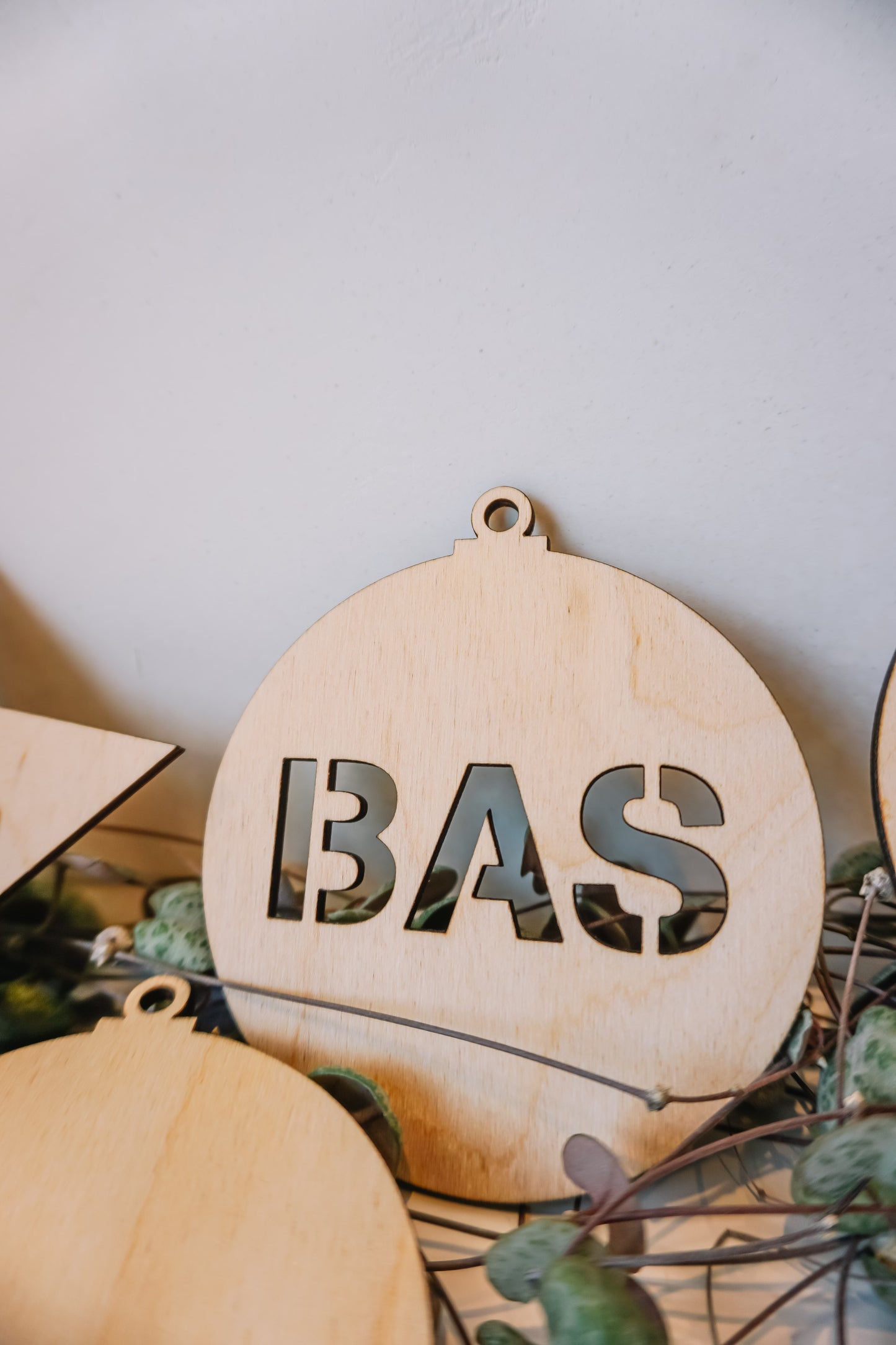 Houten kerstbal met naam