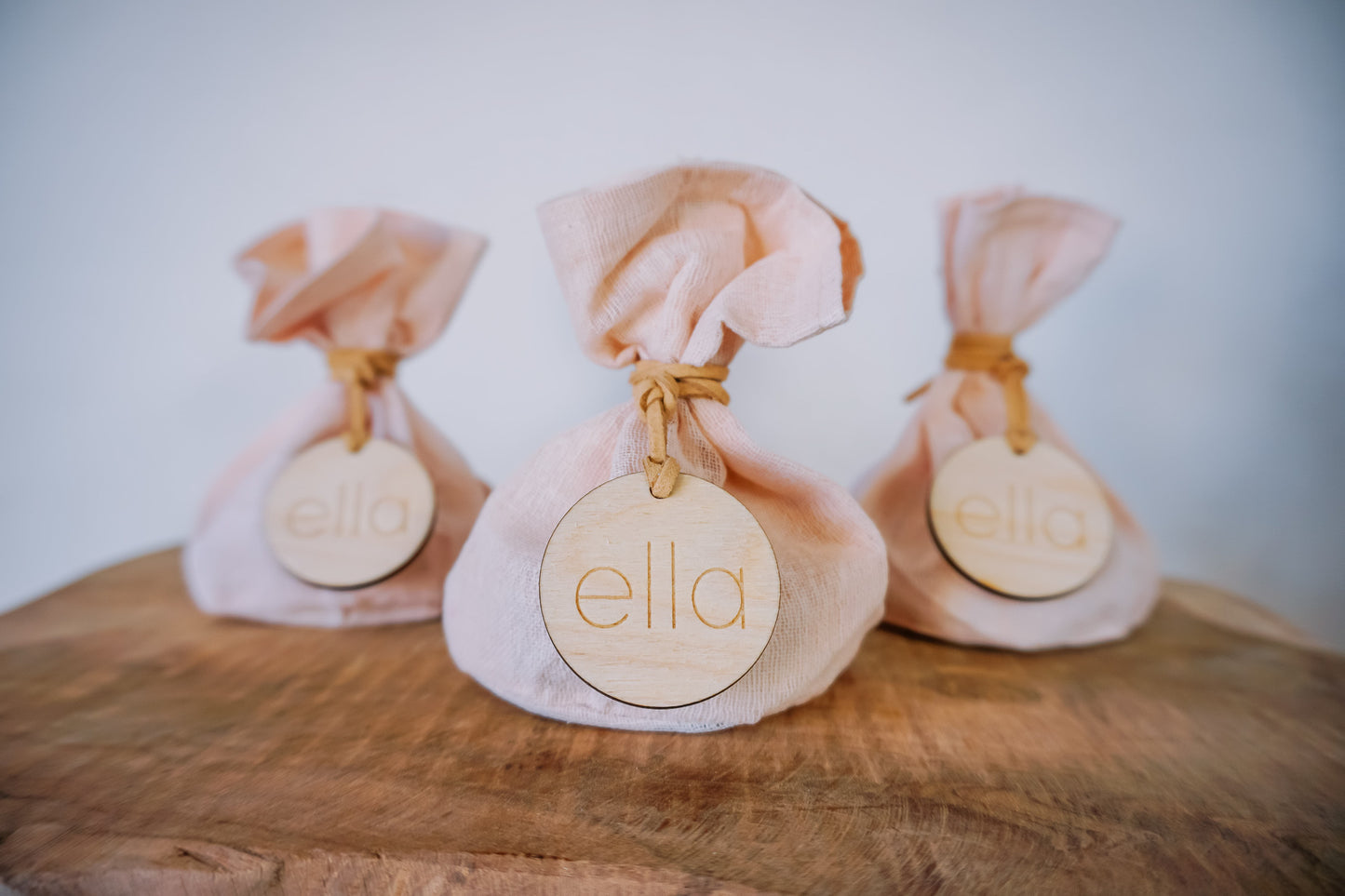 Houten naamlabels om je doopsuikers mee af te werken.