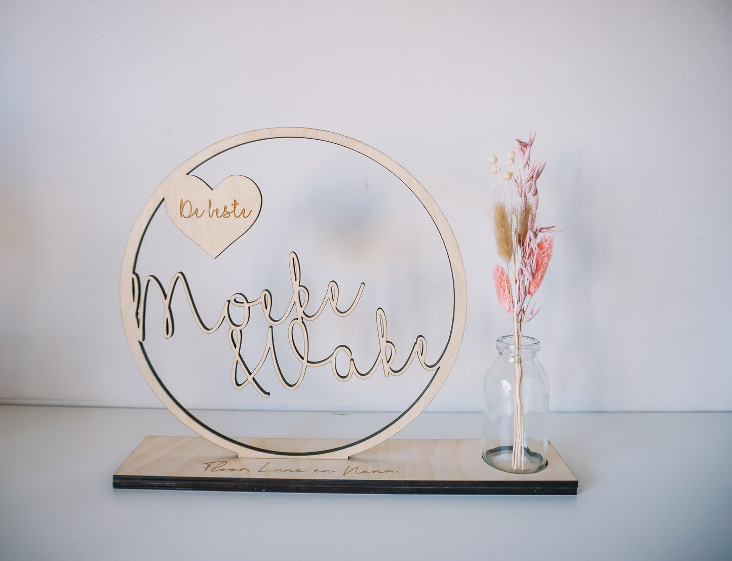 Houten naamhoepel met droogbloem vaasje