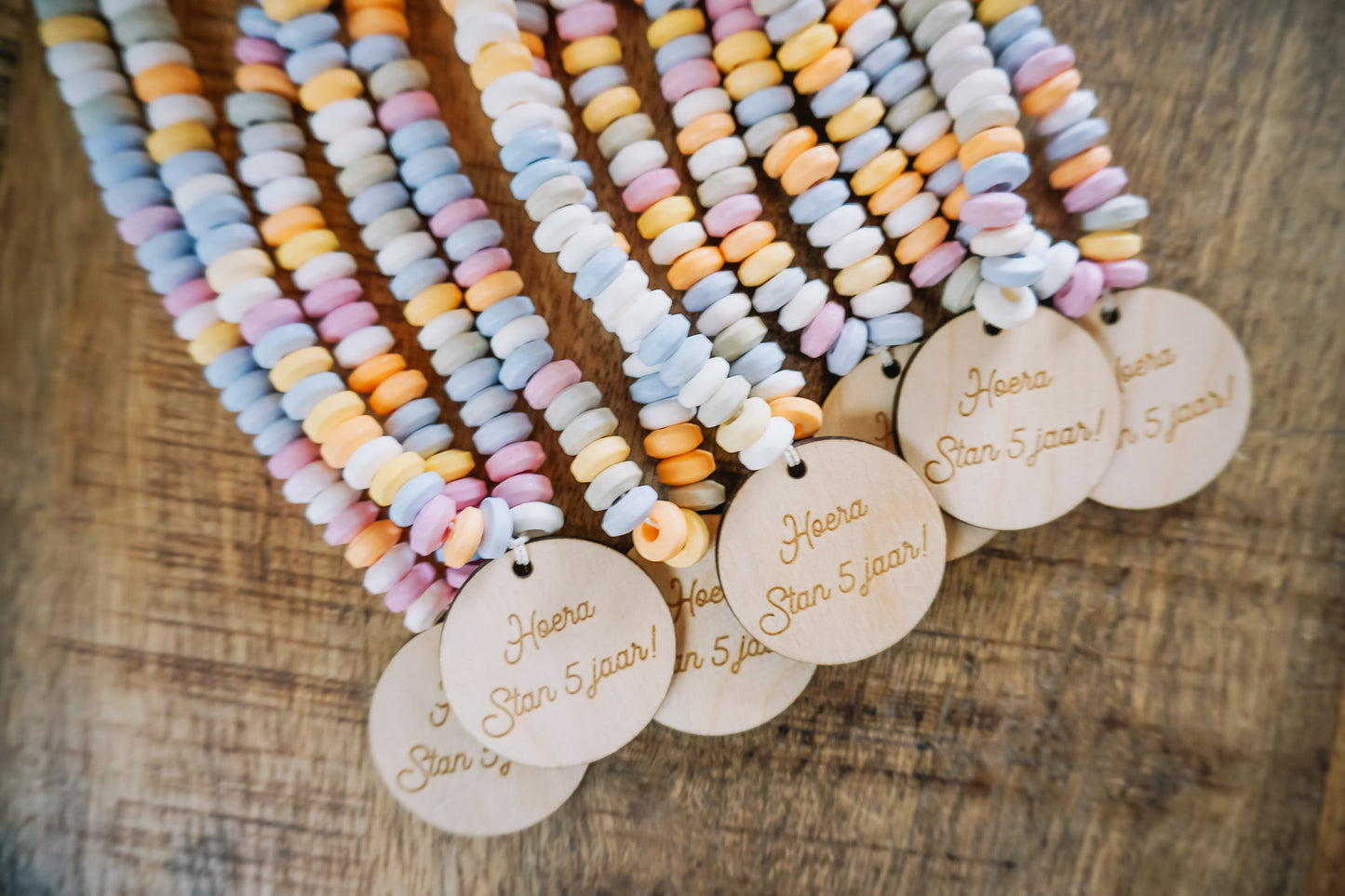 Snoepketting met houten label