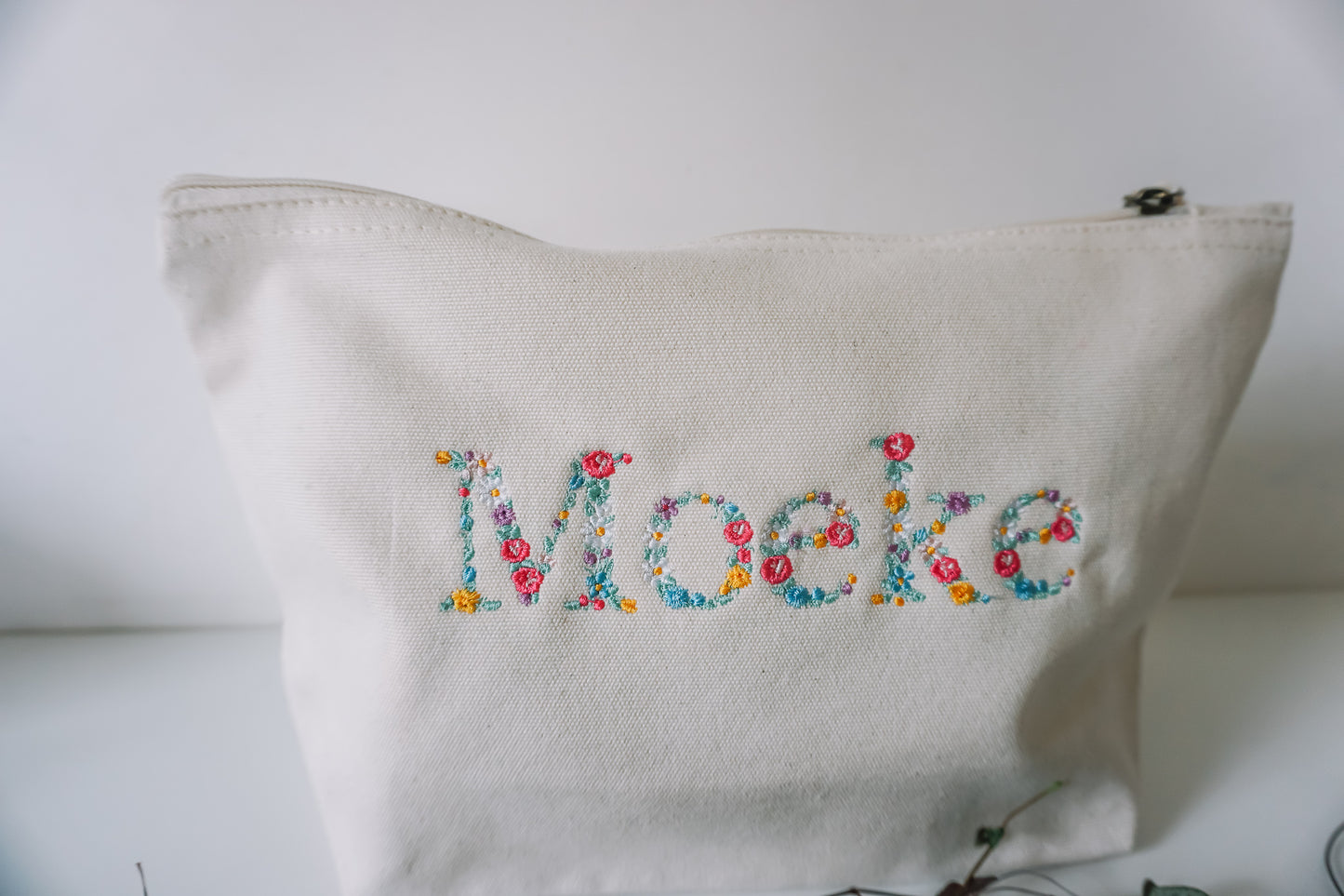 Toilettas - verzorgingstasje met bloemenletters geborduurd