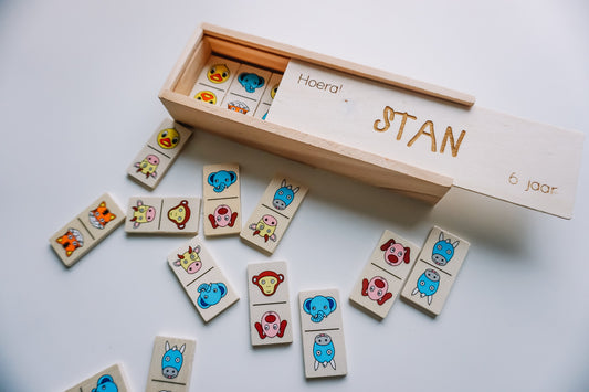 Dominospel met gegraveerd deksel