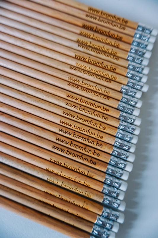 Rond potlood gegraveerd met logo