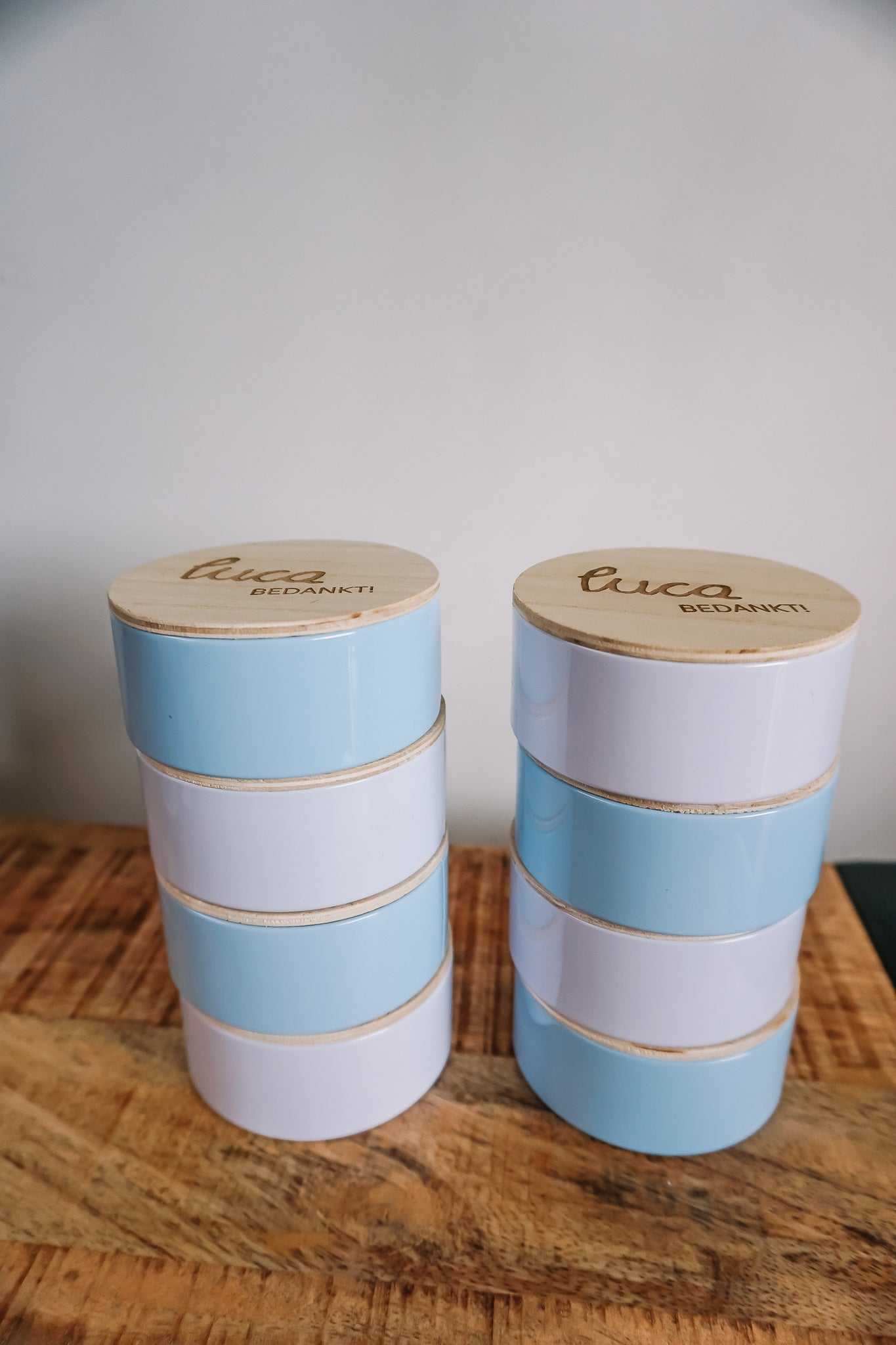 Metalen blikje met gegraveerd houten deksel