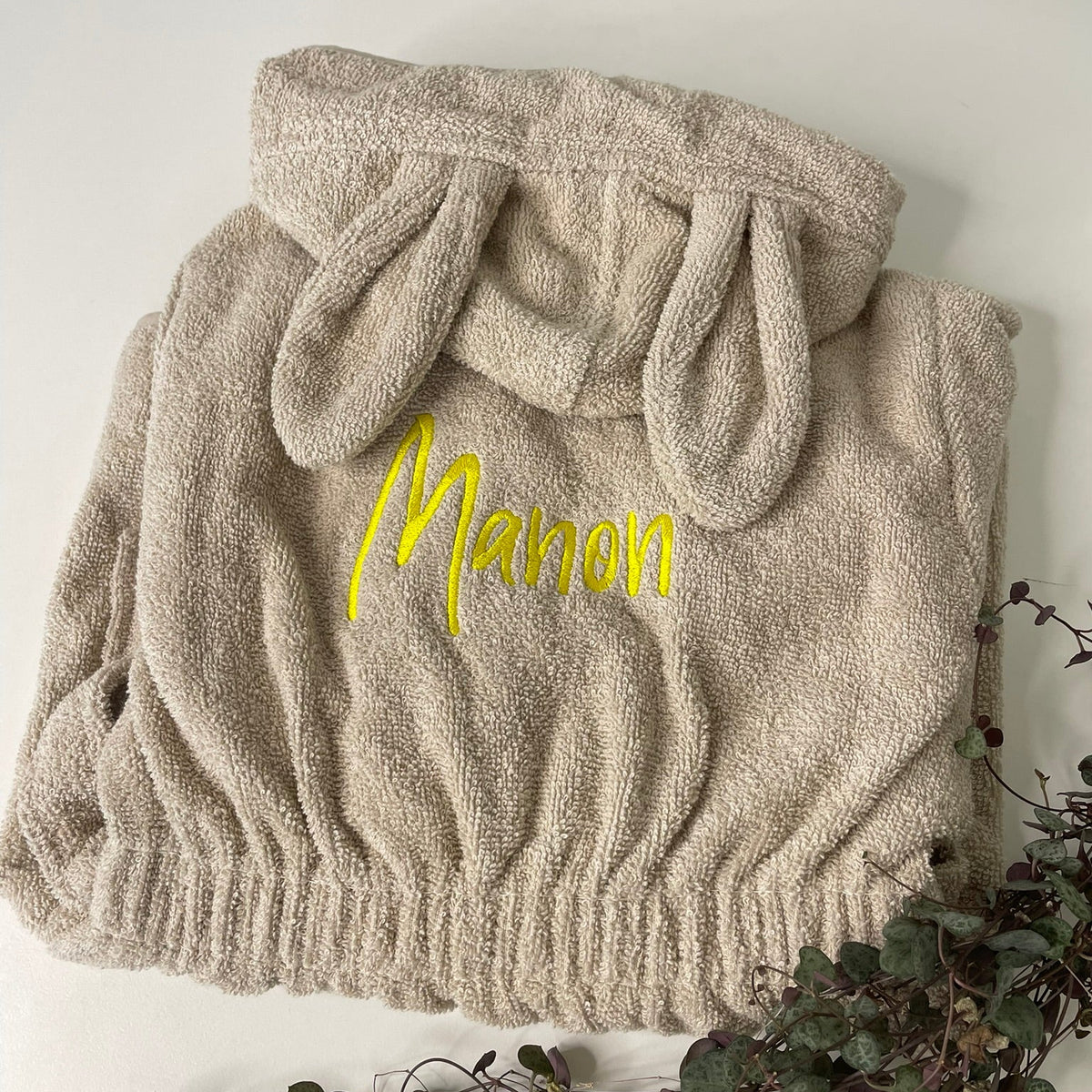 Geborduurde badjas voor baby als geboortegeschenk bij Krea-Haus borduuratelier te West-Vlaanderen