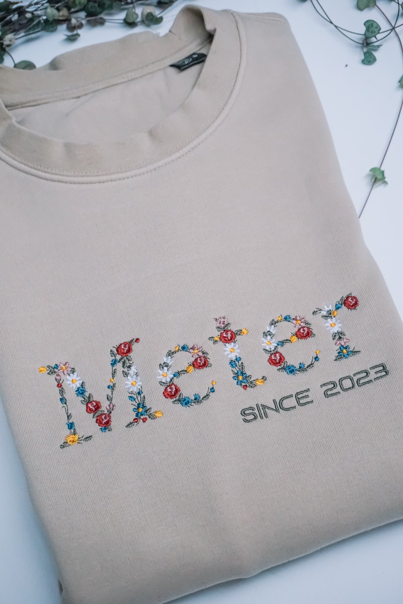 Geborduurde sweater bloemenletters