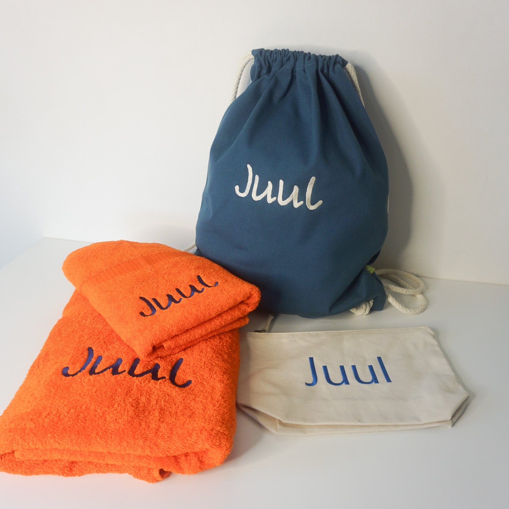 Handdoek geborduurd met naam als geboortecadeau bij Krea-Haus te Veurne 