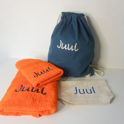 Handdoek geborduurd met naam als geboortecadeau bij Krea-Haus te Veurne 