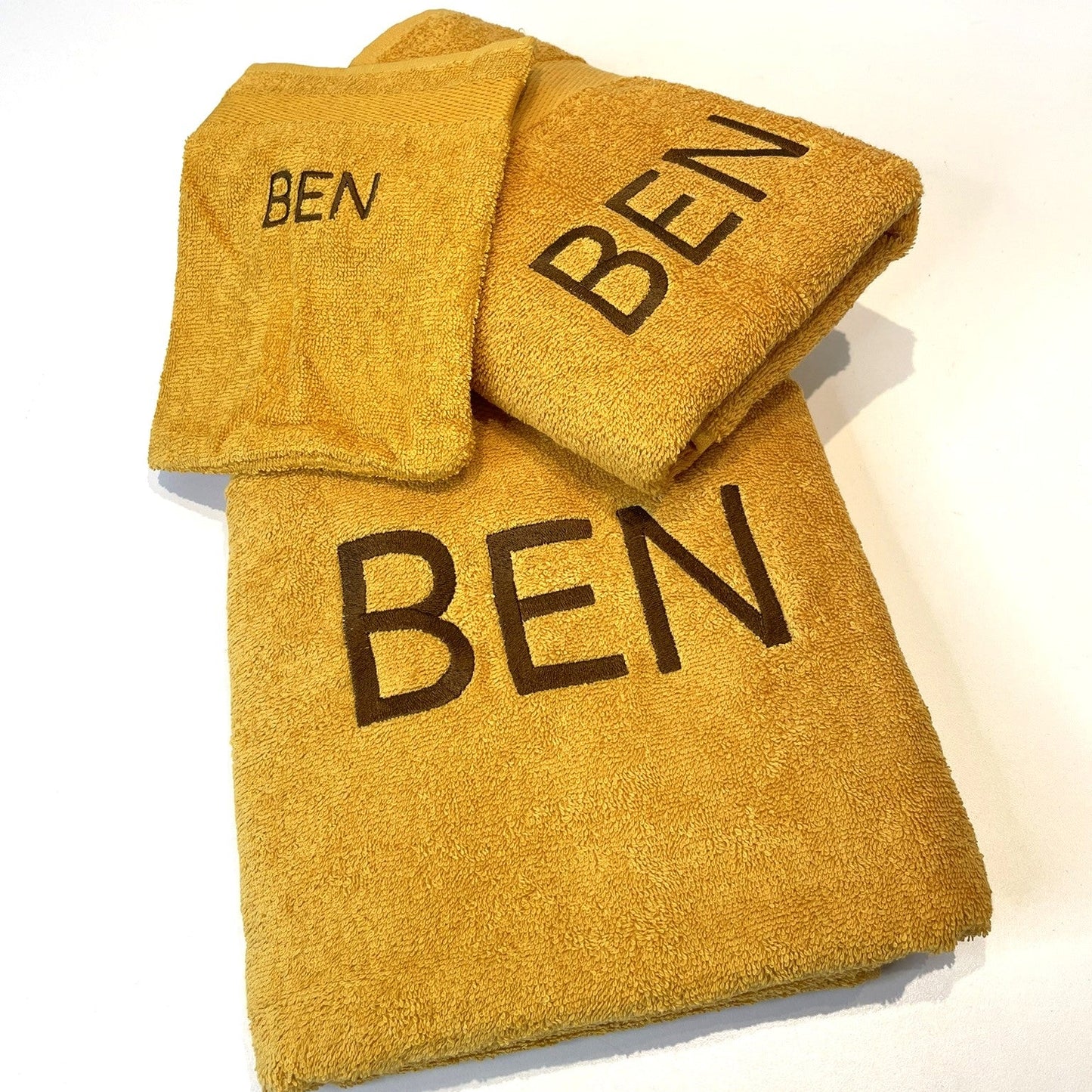 Handdoek geborduurd als geboortecadeau bij borduuratelier Krea-Haus te Veurne 