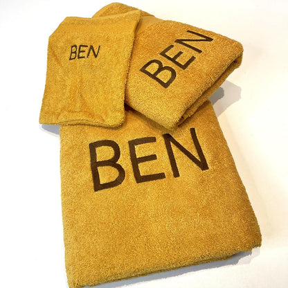 Handdoek geborduurd als geboortecadeau bij borduuratelier Krea-Haus te Veurne 