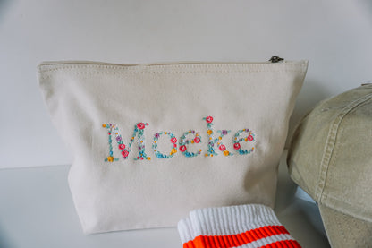 Toilettas - verzorgingstasje met bloemenletters geborduurd