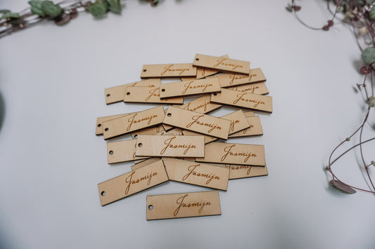 Gebruik houten naamlabels om je doopsuikers mee af te werken.