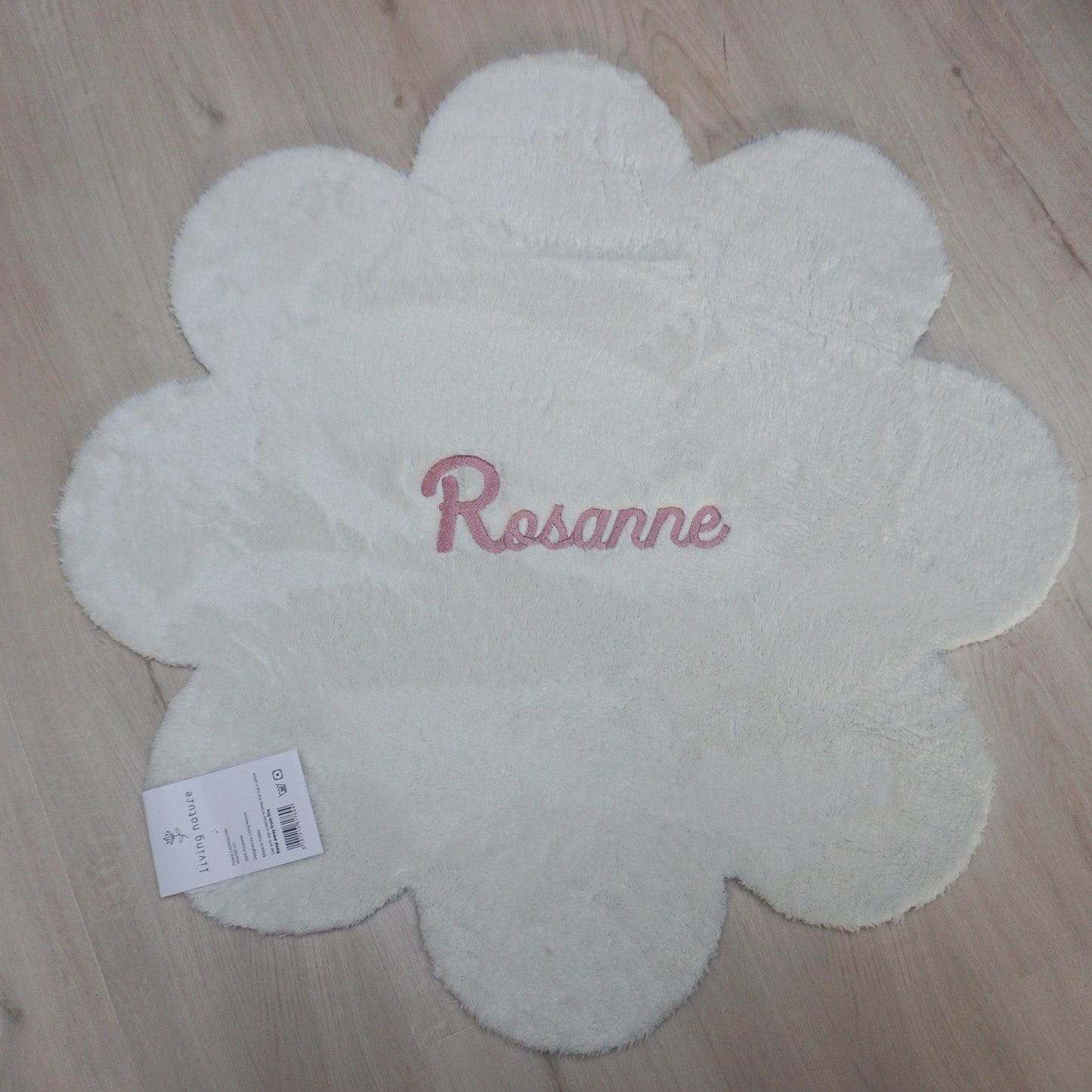 Origineel geboortecadeau tapijtje in de vorm van een bloem geborduurd met naam bij www.krea-haus.be