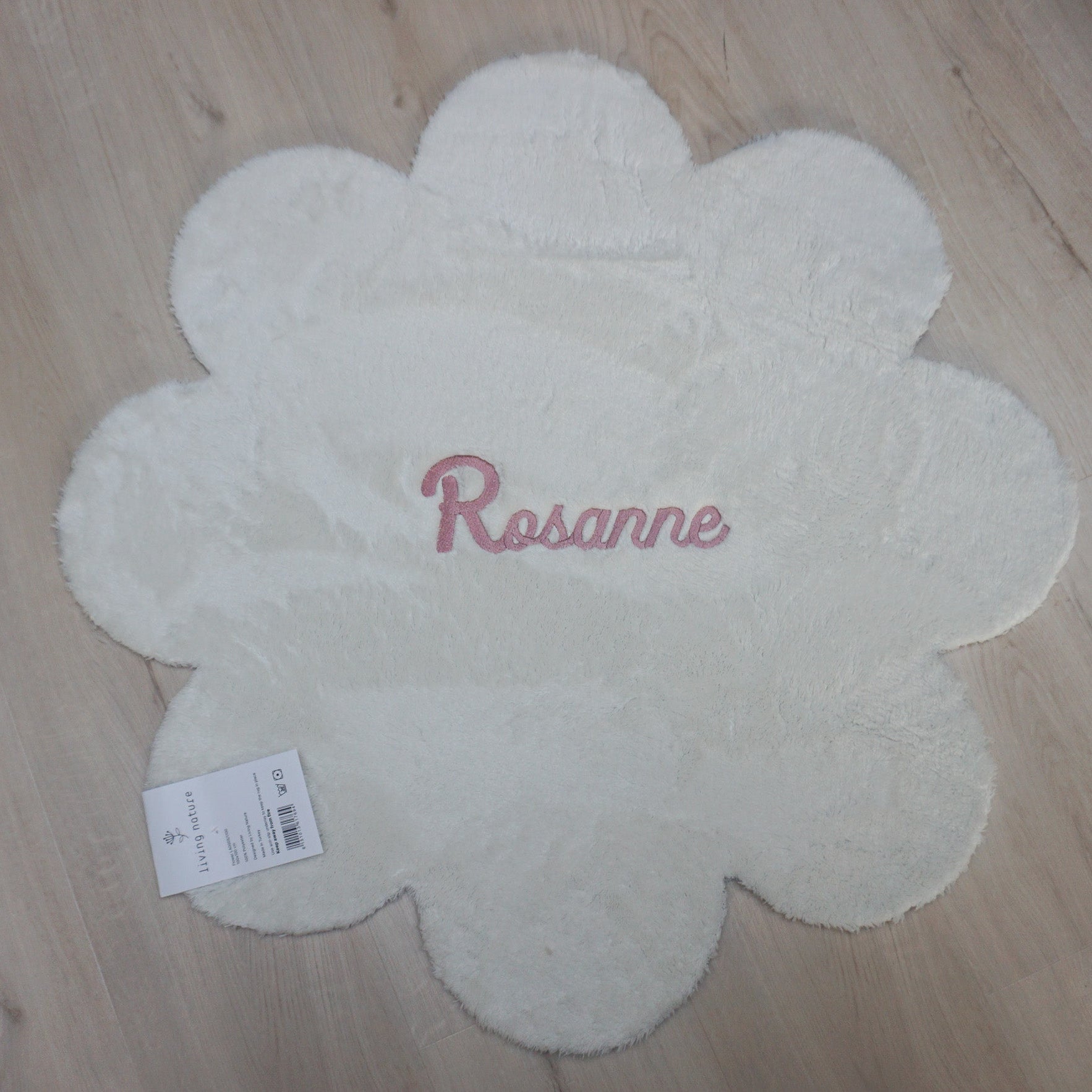 Origineel geboortecadeau tapijtje in de vorm van een bloem geborduurd met naam bij www.krea-haus.be