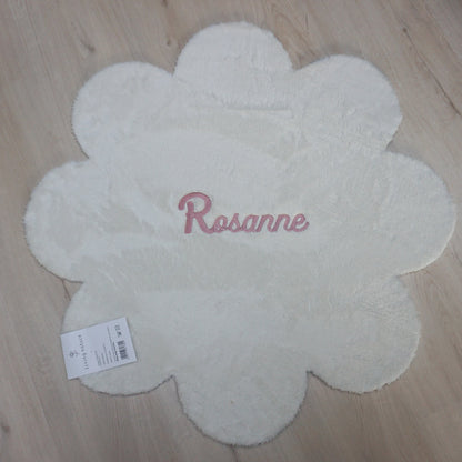 Origineel geboortecadeau tapijtje in de vorm van een bloem geborduurd met naam bij www.krea-haus.be