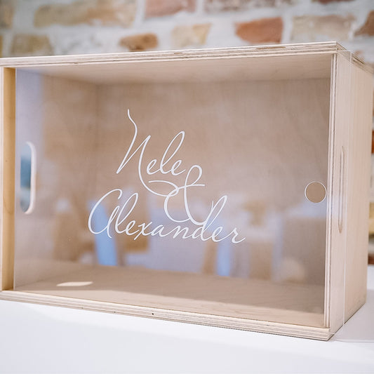 Enveloppenkist met namen gegraveerd bij www.krea-haus.be