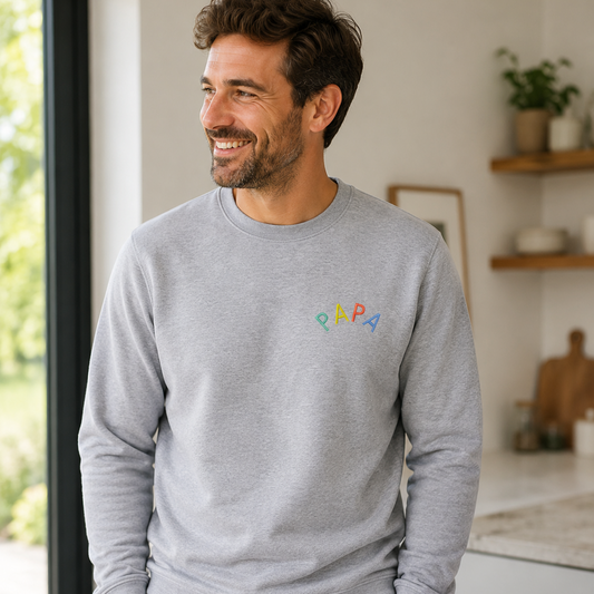 Geborduurde sweater met regenboogletters papa bij Krea-Haus te West-Vlaanderen