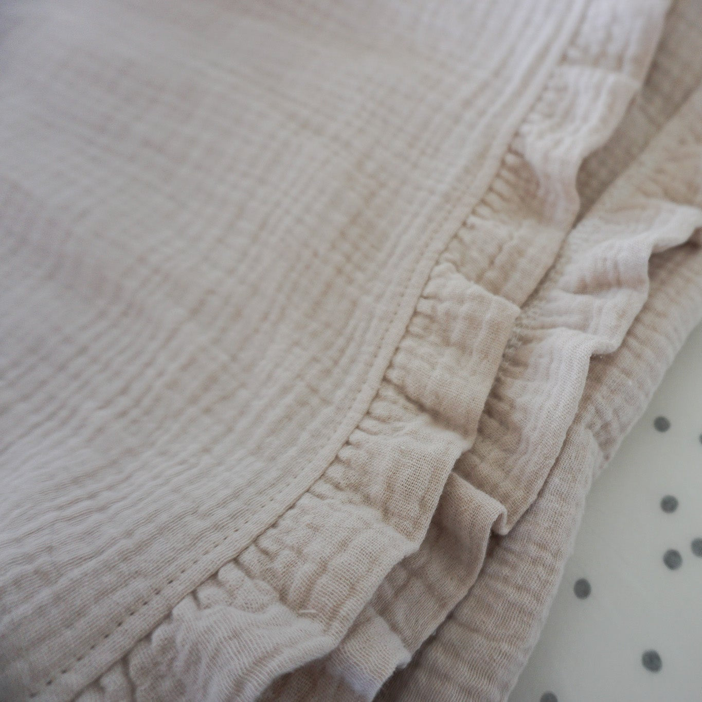 Babydeken met ruffles geborduurd 