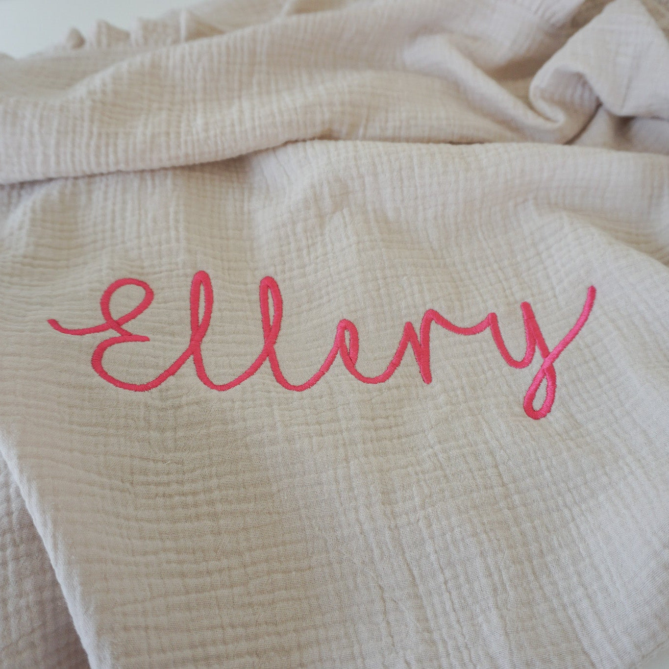 Tetradeken met ruffles voor baby geborduurd bij www.krea-haus.be