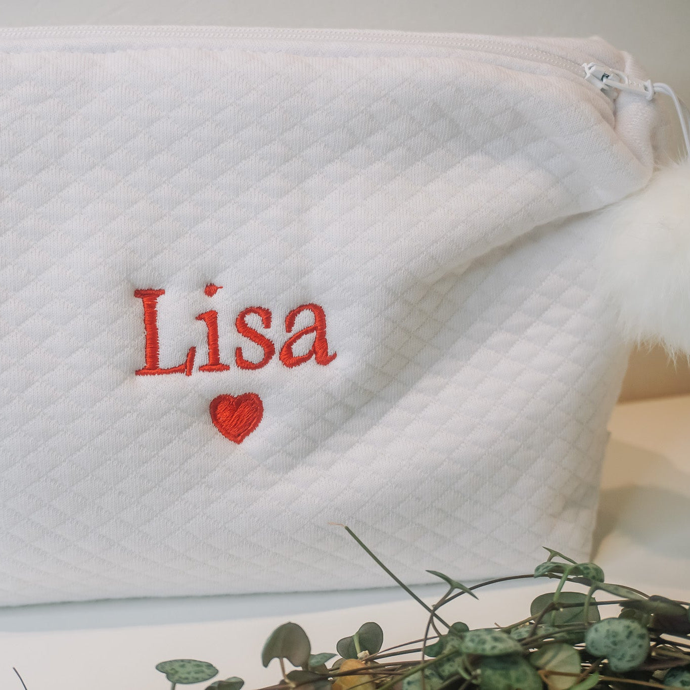 Tof luxe toilettasje uit wafelstof voor kinderen met schattige ponpon bij www.krea-haus.be