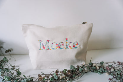 Toilettas - verzorgingstasje met bloemenletters geborduurd