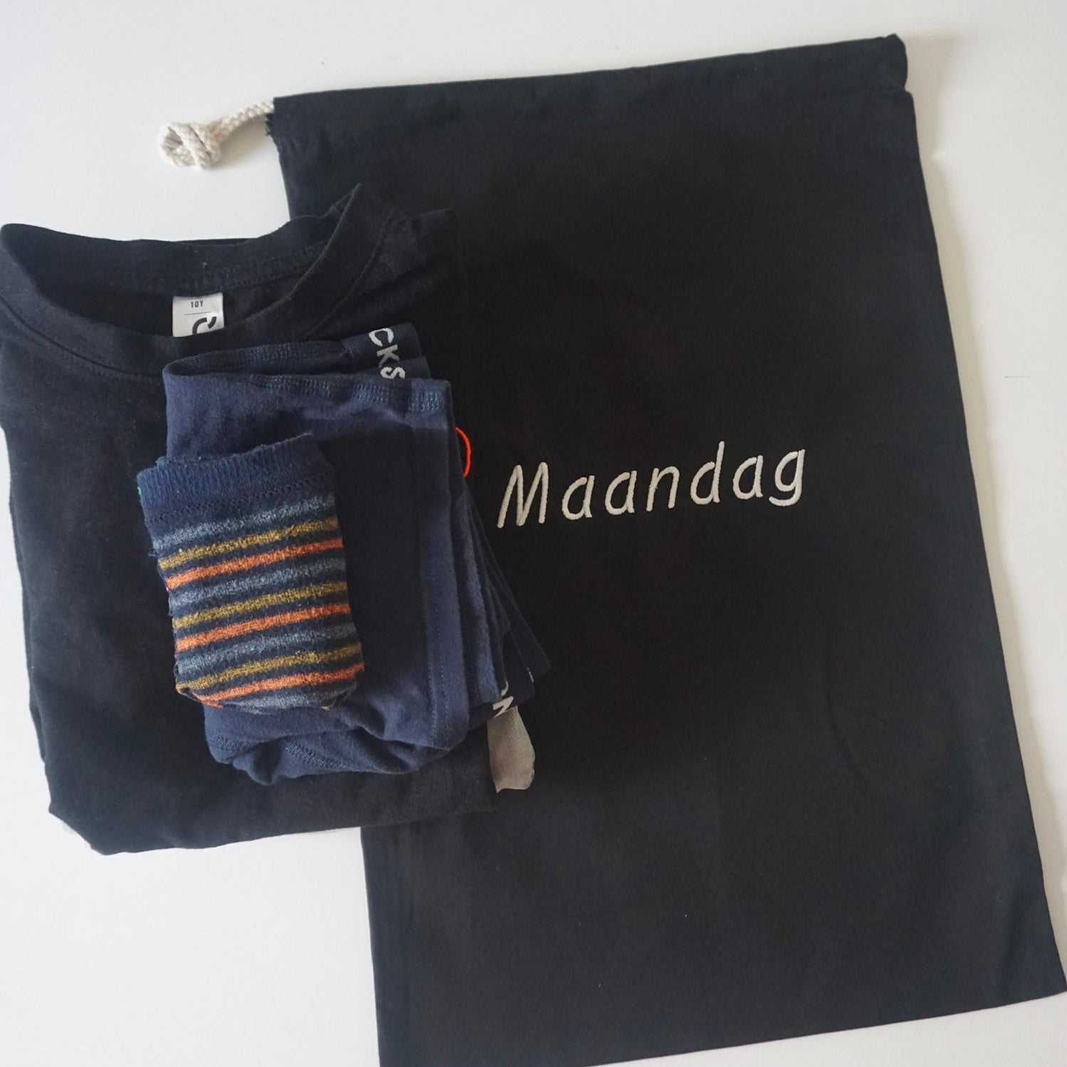 katoenen zakjes met dag van de week erop zodat je kind weet wat hij moet aandoen op vakantie of kamp. 