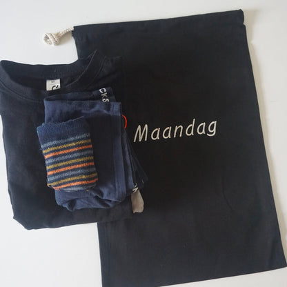 katoenen zakjes met dag van de week erop zodat je kind weet wat hij moet aandoen op vakantie of kamp. 