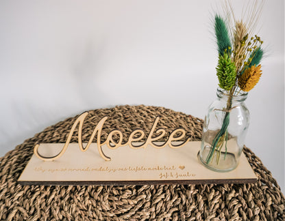 Zwevende houten naam met vaasje droogbloemen