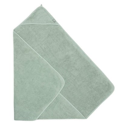 Schuin gevouwen badcape badstof 100x100 cm in ash green van Jollein, gepersonaliseerde badcape voor baby die geborduurd kan worden met naam.
