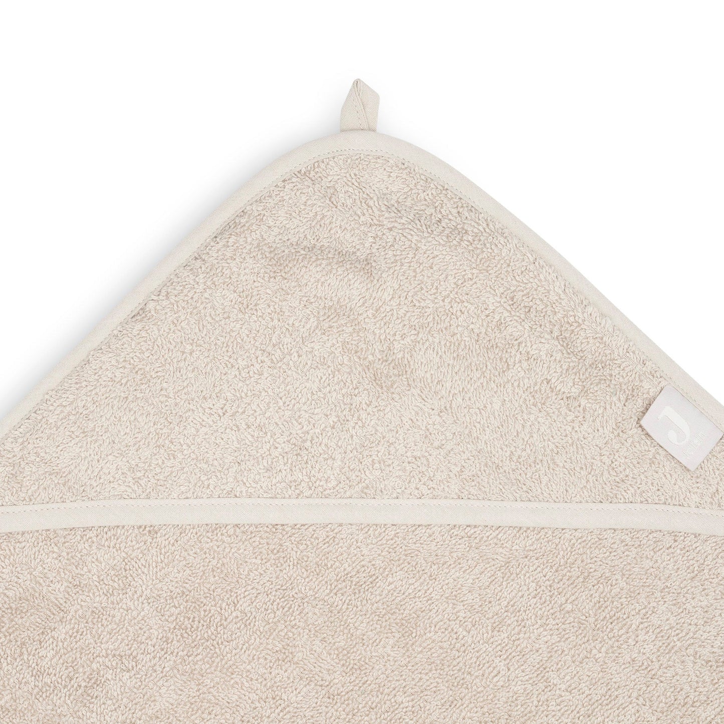 Detail van de badcape badstof in nougat van Jollein met capuchon, zachte baby badcape voor na het badderen of zwemmen.