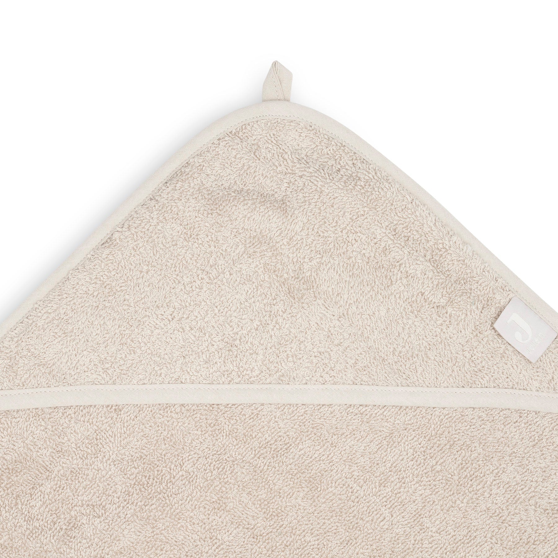 Detail van de badcape badstof in nougat van Jollein met capuchon, zachte baby badcape voor na het badderen of zwemmen.