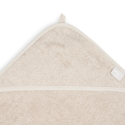 Detail van de badcape badstof in nougat van Jollein met capuchon, zachte baby badcape voor na het badderen of zwemmen.