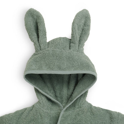 Detail van de badjas 1-2 jaar in ash green van Jollein met capuchon en oortjes, zachte badjas voor na bad of zwemmen.