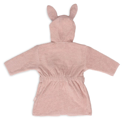 Achterkant van de badjas 1-2 jaar in wild rose van Jollein, zachte kinderbadjas met capuchon en elastiek in de rug.