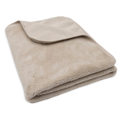 Opgevouwen Basic Jersey Sherpa deken van Jollein in warm sand, zachte babydeken met warme sherpa kant en comfortabele jersey zijde.