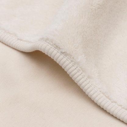 Detail van de Basic Jersey Sherpa wiegdeken in oatmeal van Jollein, reversible babydeken met zachte sherpa en soepele jersey stof.