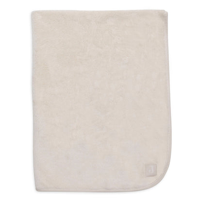 Deken wieg 75x100 cm Basic Jersey Sherpa in oatmeal van Jollein, zachte reversible babydeken die geborduurd kan worden met naam.