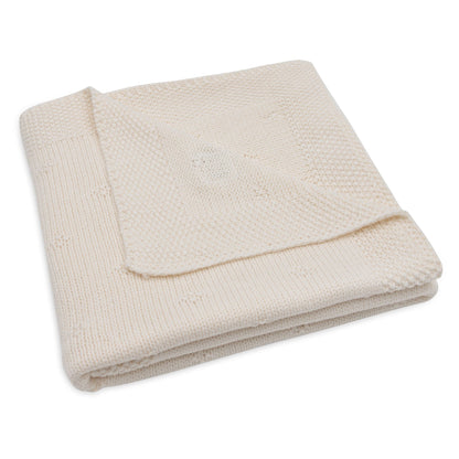 Opgevouwen Cosy Knit Velvet wiegdeken van Jollein in ivory, warme gebreide babydeken voor de wieg en babykamer.