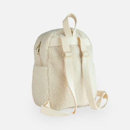 Achterkant van beige teddy rugzak met verstelbare schouderriemen, praktisch als eerste rugzakje voor school of de crèche.