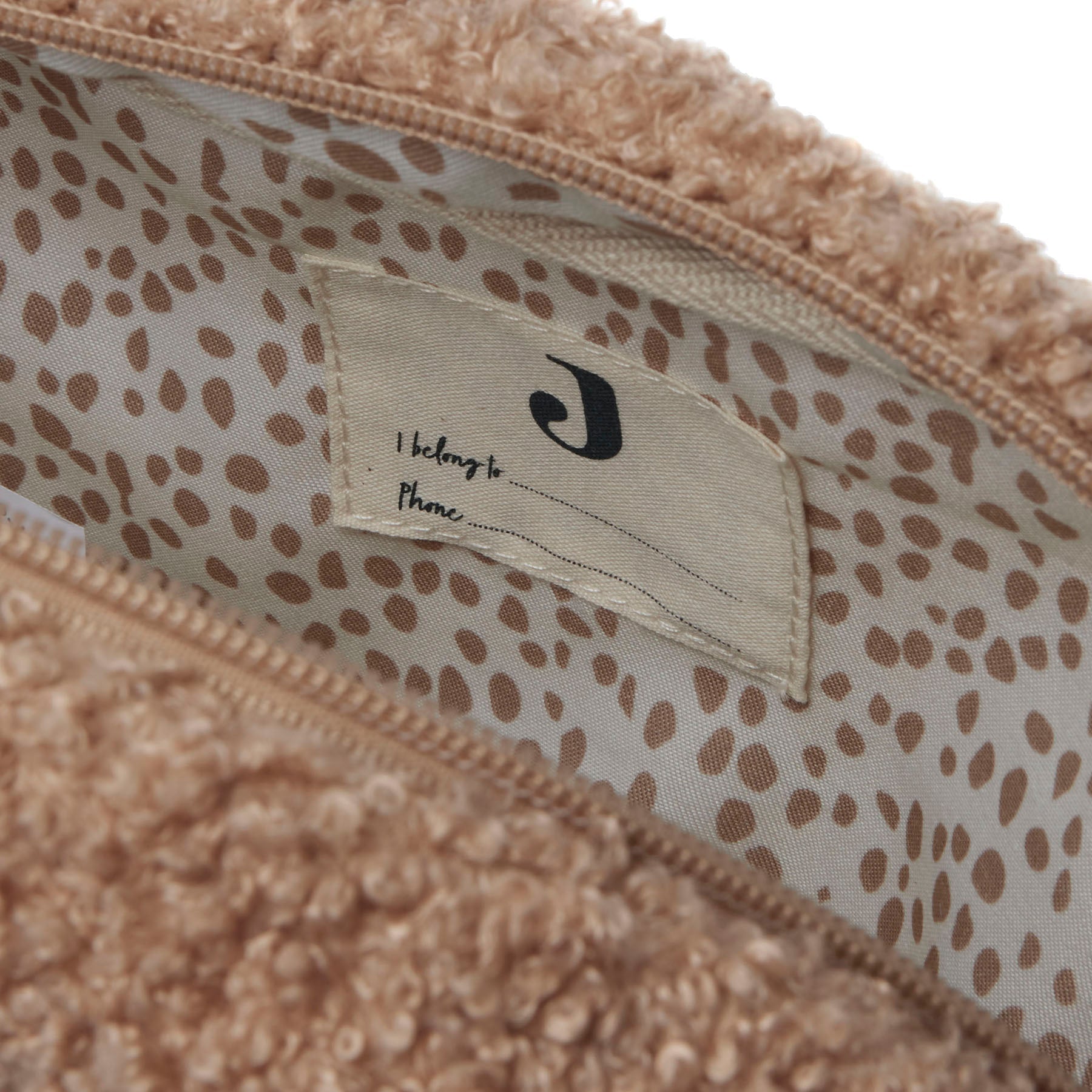 Binnenkant van het etui boucle biscuit (bruin) van Jollein met naamlabel, handig etui voor babyspulletjes en gepersonaliseerd cadeau.