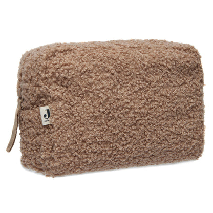 Zijaanzicht van het etui boucle biscuit (bruin) van Jollein, multifunctioneel opbergtasje voor onderweg en leuk als gepersonaliseerd cadeau.