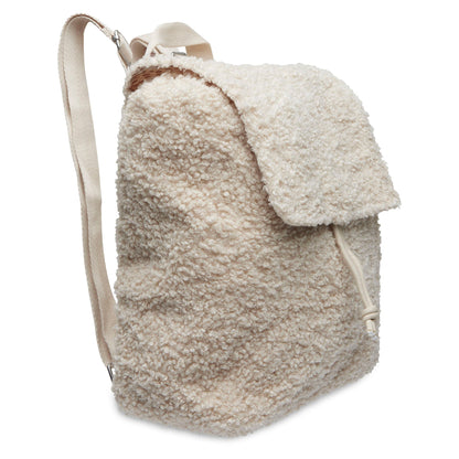 Peuterrugzakje geborduurd met naam van het merkje Jollein. Zijkant rugtasje bouclé naturel van Jollein, trendy kinderrugzakje voor school, opvang, kamp of uitstapjes

