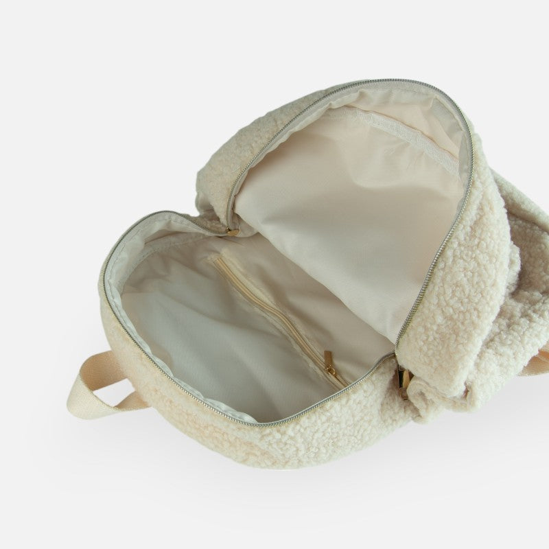 Binnenkant van beige teddy rugzak met ritsvak, handig rugzakje voor kleine spulletjes onderweg.
